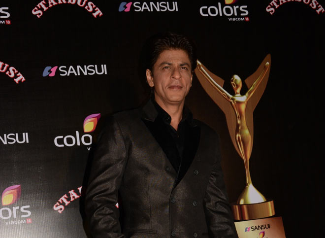 SRK Posing at the Sansui COLORS Stardust Awards