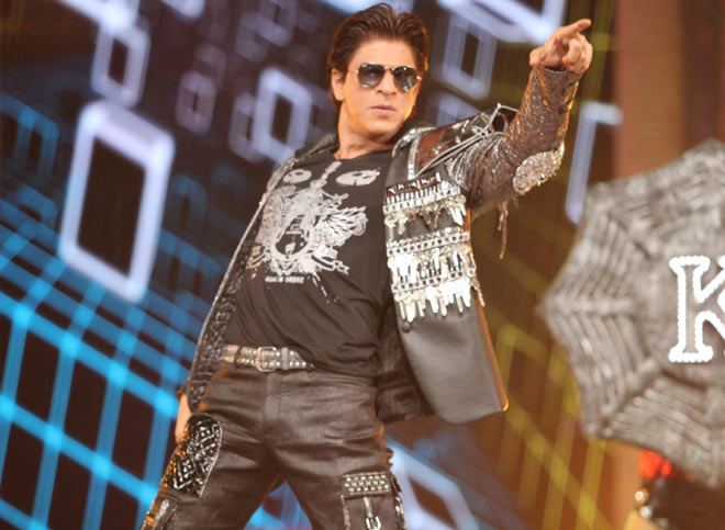 SRK dancing on a mashup of his superhit songs (1)