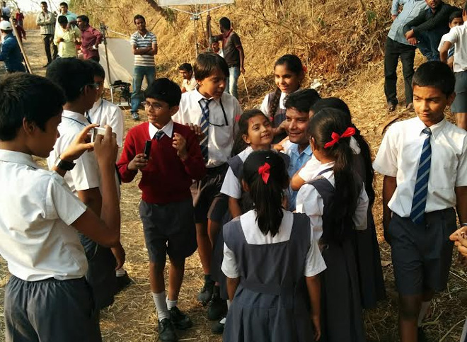  Daya sharing some fan moments with the school kids