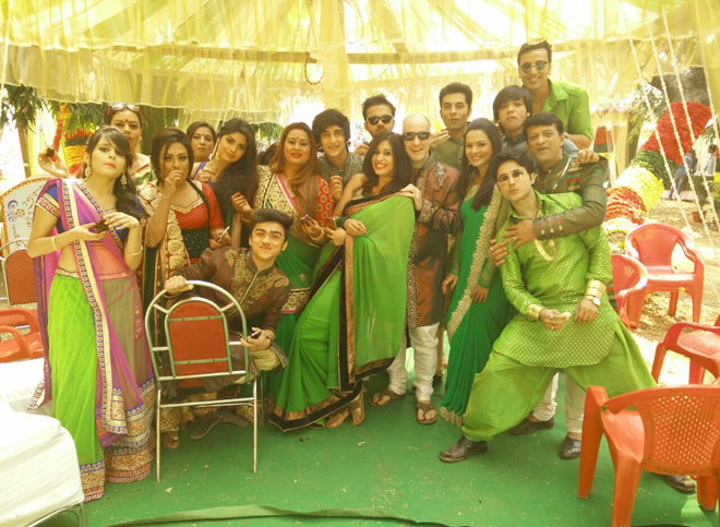 The cast of Itna Karo Na Mujhe Pyar enjoy the Mehendi ceremony of Nishii and Jignesh