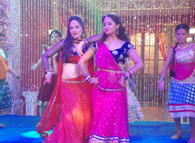 Sanjeeda Sheikh and Rashmi Desai dancing to the tunes...