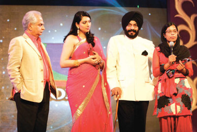 Bitta Singh- All India Anti- Terrorist Front. Former Chief of the youth Congress, Yukta Mookhey and Ramesh Sippy honouring Rukhsana Kausar 