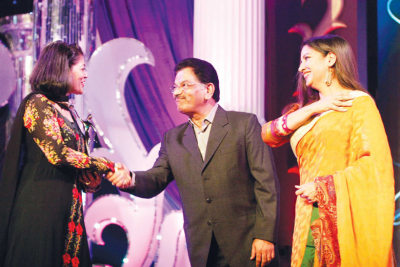 Hon. Min for Public Health Protocol, Enviornment, Sports and Youth- Shri Suresh Shetty and Shabana Azmi honouring Rekha Purie 