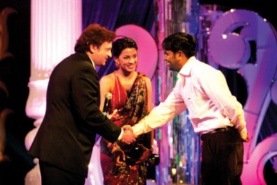 Shashi Ranjan and Mugdha Godse honouring Vardhman Saxena 