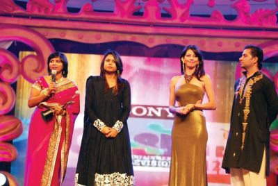 Award presented by Vida and Varun Badola to Bhakti and Leena Sharma 