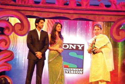 Award presented by Arjan Bajwa and Anushka Ranjan to Sehba Hussain 
