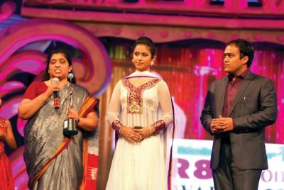 Award presented by Avika Gor and Amit Gupta (MD Global Advertiser) to Varsha Deshpande