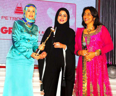 Her Highness Sheikha Dr. Hind Al Qassimi (Chairman, EMIRATES Bussiness Women\'s Council) and Anu Ranjan to Afnan Rashid Al Zayani 