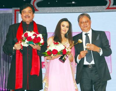 Shatrughan Sinha (MP) and Yogesh Mehta (MD, Petrochem) to Preity Zinta 