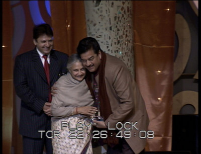 Shashi Ranjan and Shatrughan Sinha present Award to Sheila Dixit 