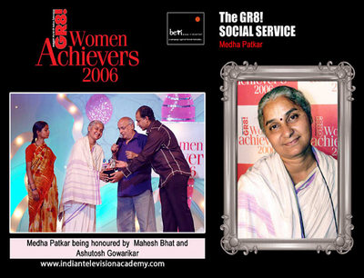 Medha Patkar honoured by Mahesh Bhatt and Ashutosh Gowarikar 