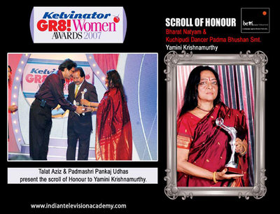 Talat Aziz and Pankaj Udhas honour Yamini Krishnamurthy 