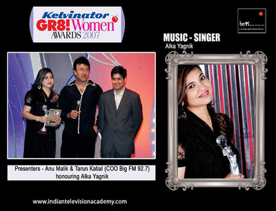 Anu Malik and Tarun Katial (COO, Big FM 92.7)honouring Alka Yagnik 