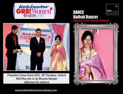 Colvyn Harris (CEO, JW Thompson, India) and Rohit Roy honours Shovana Narayan
