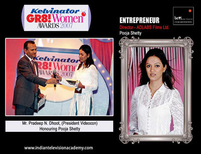 Pradeep Dhoot (President, Videocon) honouring Pooja Shetty 