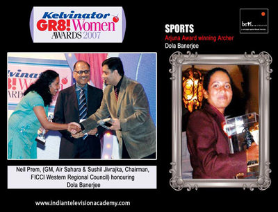 Neil Prem (GM, Air Sahara and Sushil Jivrajka Chairman, FICCI Western Council) honouring Dola Banerjee )