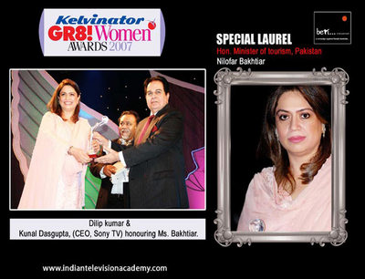 Dilip Kumar and Kunal Dasgupta (CEO, Sony TV) honouring Bakhtiar 