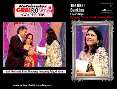 Anil Khera and Smita Thackeray honouring Falguni Nayar 