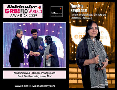 Akhil Chatruvedi- Director  Provogue and Samir Soni honouring Navjot Altaf