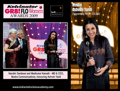 Nandini Sardesai and Madhukar Kamat, MD and CEO, Mudra Communication honouring Ashvini Yardi