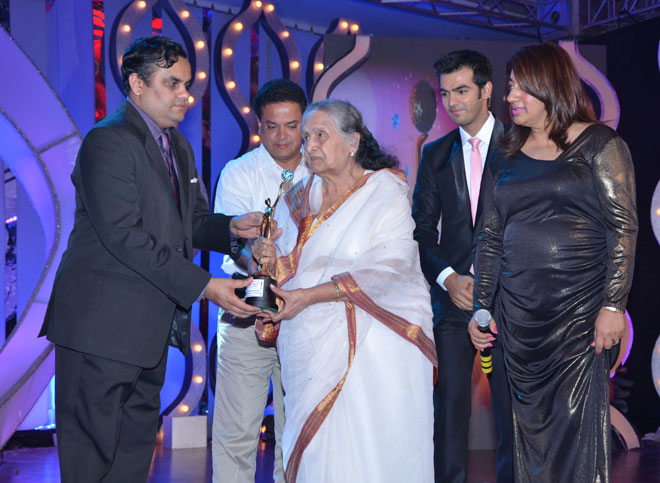 Aniruddh Dhoot (Director- Videocon Industries Ltd.) and Anu Ranjan (President The ITA, Editor- GR8! TV Magazine and Founder- Beti) to Sulochana Devi 