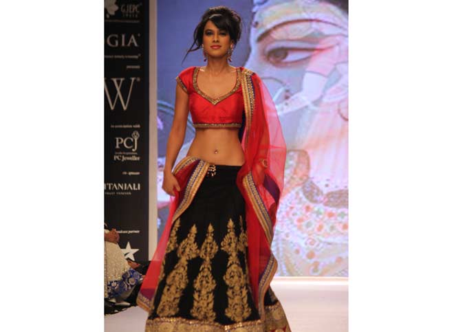 Nia Sharma 