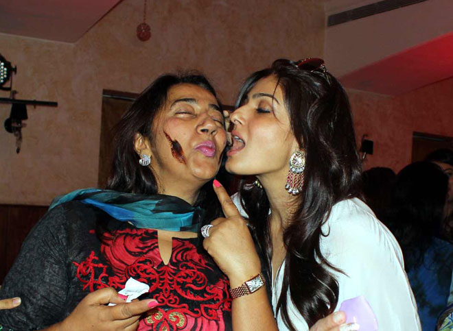 Raveena LICKED cake off Anu Ranjan's face 