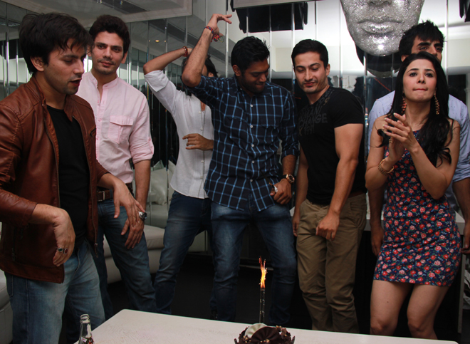 Team Mumbai Warrior\'s surprise bash for Nikul Bangari!