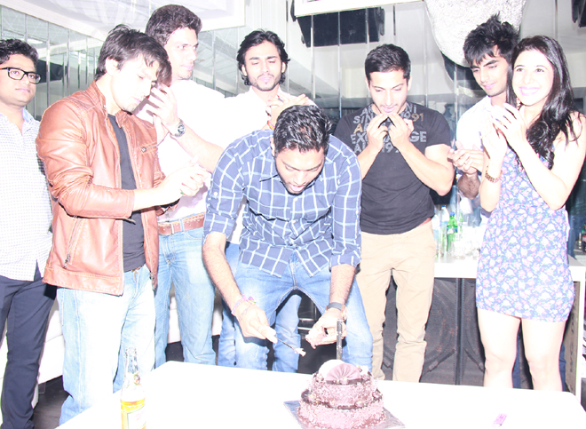 Team Mumbai Warrior\\\'s surprise bash for Nikul Bangari!