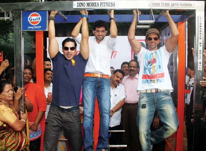 Dino Morea, Aaditya Thackeray &  Hrithik Roshan at the launch of DM Fitness in Matunga Five Gardens 
