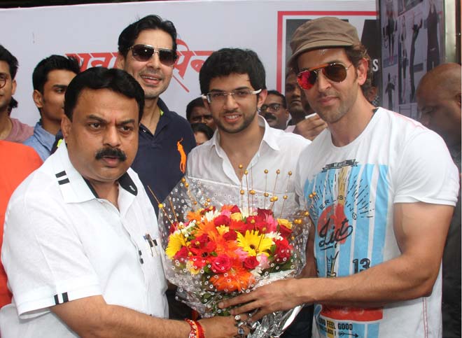 Sunil Prabhu, Dino Morea, Aaditya Thackeray and Hrithik Roshan at Dino\'s DM Fitness launch in Matunga Five Gardens 