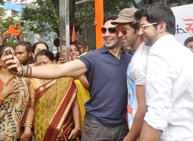 Dino Morea, Hrithik Roshan and Aaditya Thackeray click a selfie 2 at Dino\'s DM Fitness launch in Matunga Five Gardens