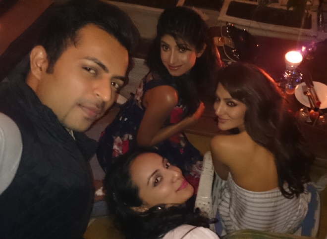 Kolkata Babu Moshayes rocking get together!