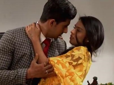 GR8! TV Magazine - Roshni re-enter Sid's house in Jamai Raja!