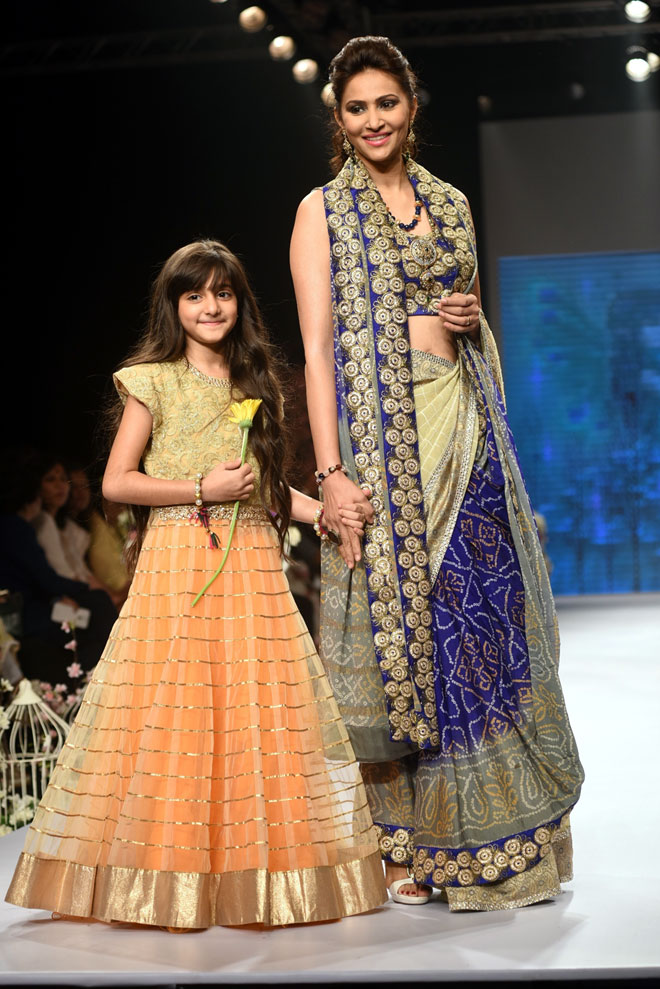 Rishina-Kandhari-with-daughter