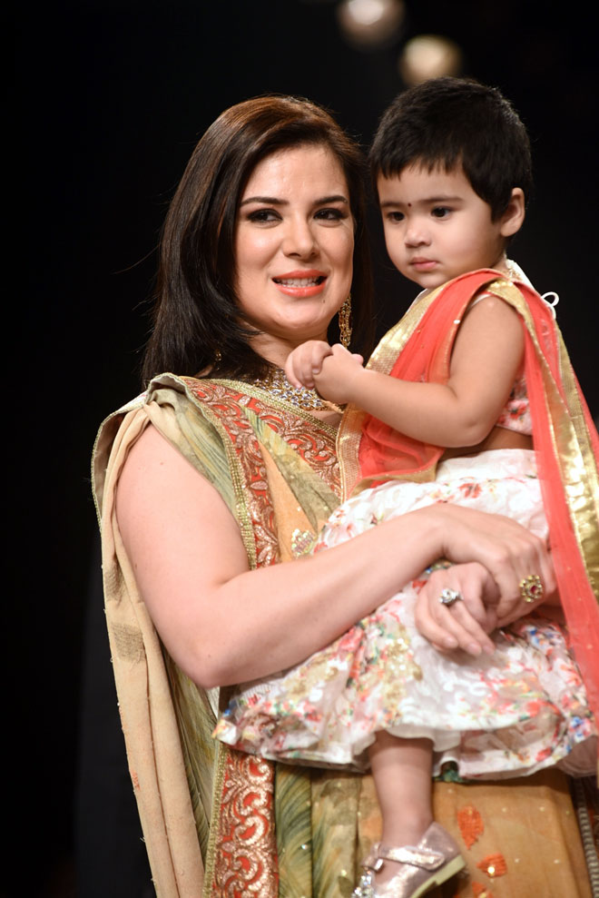 Urvashi-Sharma-Joshi-with daughter