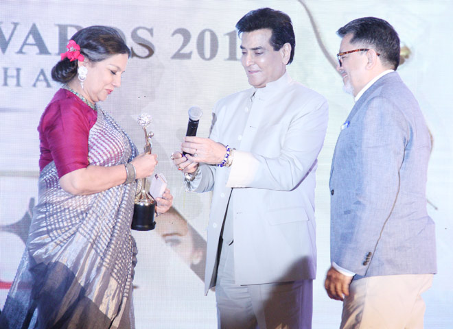 Jeetuji & Vijay Singh (CEO - Fox Star Studios) to Padma Bhushan Ms. Shabana Azmi